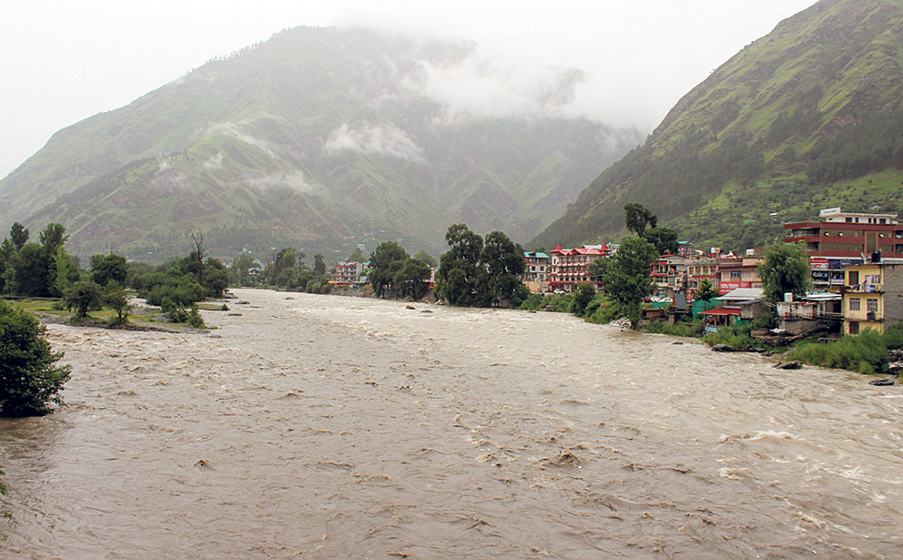 ਹਿਮਾਚਲ ਪ੍ਰਦੇਸ਼ ਦੇ ਕੁੱਲੂ ਜ਼ਿਲ੍ਹੇ ਵਿੱਚ ਸ਼ਨਿਚਰਵਾਰ ਨੂੰ ਖਤਰੇ ਦੇ ਨਿਸ਼ਾਨ ਤੋਂ ਉੱਪਰ ਵਗਦਾ ਹੋਇਆ ਬਿਆਸ ਦਰਿਆ। -ਫੋਟੋ: ਪੀਟੀਆਈ