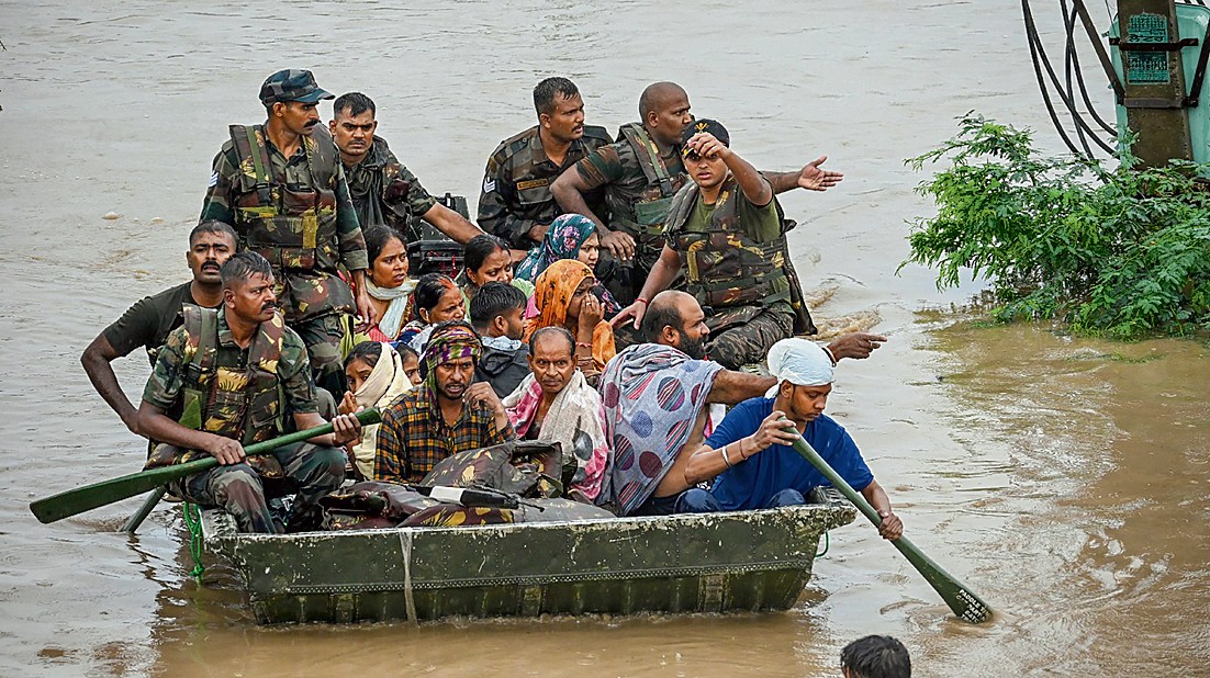 ਪਟਿਆਲਾ ਦੀ ਗੋਪਾਲ ਕਾਲੋਨੀ ’ਚ ਭਰੇ ਪਾਣੀ ’ਚੋਂ ਲੋਕਾਂ ਨੂੰ ਕਿਸ਼ਤੀ ਰਾਹੀਂ ਬਾਹਰ ਕੱਢਦੇ ਹੋਏ ਫ਼ੌਜ ਦੇ ਜਵਾਨ। -ਫੋਟੋ: ਰਾਜੇਸ਼ ਸੱਚਰ