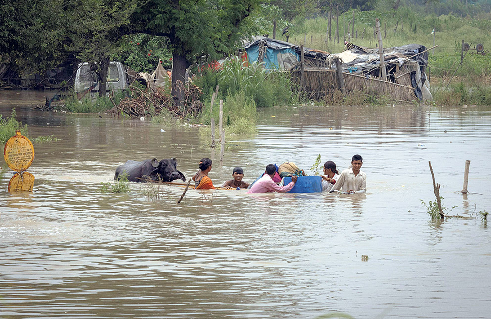 ਦਿੱਲੀ ਦੇ ਇੱਕ ਇਲਾਕੇ ’ਚ ਯਮੁਨਾ ਦਾ ਪਾਣੀ ਆਉਣ ਕਾਰਨ ਆਪਣਾ ਸਾਮਾਨ ਕੱਢ ਕੇ ਲਿਜਾਂਦੇ ਹੋਏ ਲੋਕ। -ਫੋਟੋ: ਰਾਇਟਰਜ਼