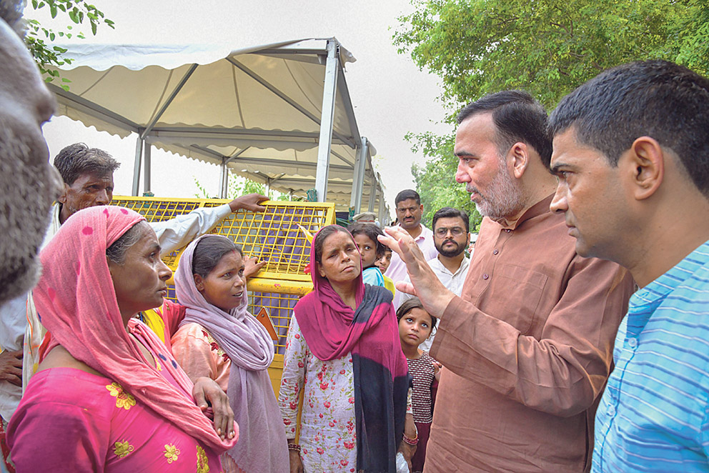 ਰਾਹਤ ਕੈਂਪ ’ਚ ਲੋਕਾਂ ਨਾਲ ਗੱਲਬਾਤ ਕਰਦੇ ਹੋਏ ਮੰਤਰੀ ਗੋਪਾਲ ਰਾਏ। -ਫੋਟੋ: ਪੀਟੀਆਈ