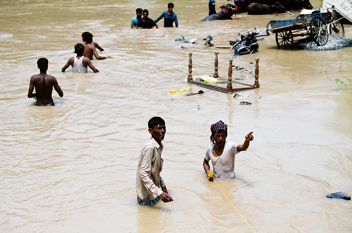 ਮਯੂਰ ਵਿਹਾਰ ਦੇ ਫੇਜ਼ ਇੱਕ ਵਿੱਚ ਭਰੇ ਪਾਣੀ ਕਾਰਨ ਆਪਣਾ ਸਾਮਾਨ ਕੱਢ ਕੇ ਲਿਜਾਂਦੇ ਹੋਏ ਲੋਕ।