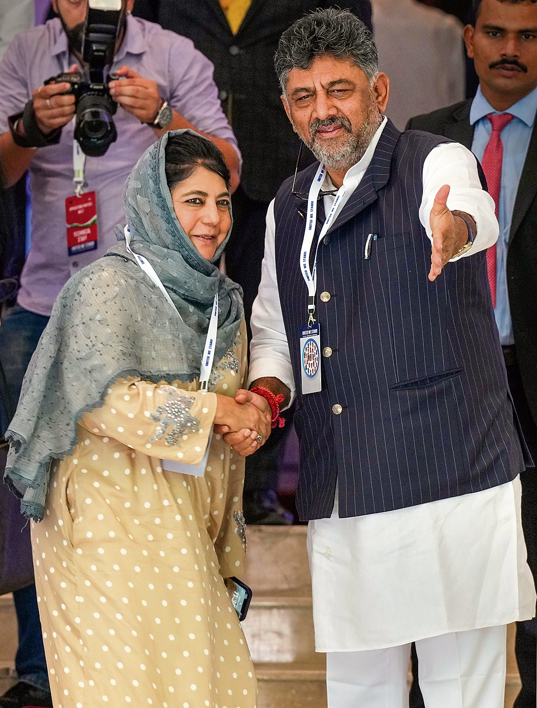 ਪੀਡੀਪੀ ਸੁਪਰੀਮੋ ਮਹਬਿੂਬਾ ਮੁਫ਼ਤੀ ਦਾ ਵਿਰੋਧੀ ਧਿਰਾਂ ਦੀ ਮੀਟਿੰਗ ’ਚ ਸਵਾਗਤ ਕਰਦੇ ਹੋਏ ਕਰਨਾਟਕ ਦੇ ਉਪ ਮੁੱਖ ਮੰਤਰੀ ਡੀ ਕੇ ਸ਼ਿਵਕੁਮਾਰ।