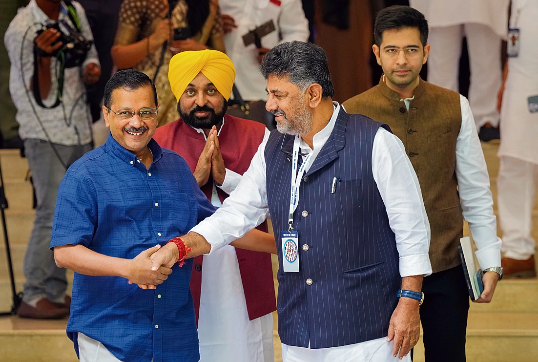 ਵਿਰੋਧੀ ਧਿਰਾਂ ਦੀ ਮੀਿਟੰਗ ’ਚ ਪੁੱਜੇ ਿਦੱਲੀ ਦੇ ਮੁੱਖ ਮੰਤਰੀ ਅਰਵਿੰਦ ਕੇਜਰੀਵਾਲ, ਪੰਜਾਬ ਦੇ ਮੁੱਖ ਮੰਤਰੀ ਭਗਵੰਤ ਮਾਨ ਤੇ ਰਾਘਵ ਚੱਢਾ ਦਾ ਸਵਾਗਤ ਕਰਦੇ ਹੋਏ ਕਰਨਾਟਕ ਦੇ ਉਪ ਮੁੱਖ ਮੰਤਰੀ ਡੀਕੇ ਸ਼ਿਵਕੁਮਾਰ।