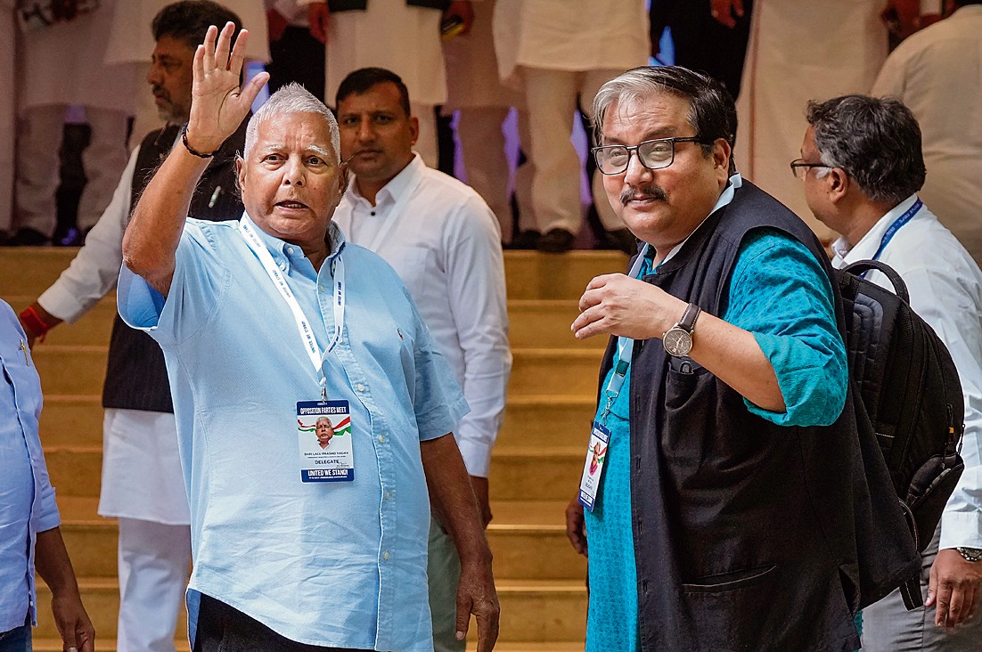 ਮੀਟਿੰਗ ’ਚ ਹਿੱਸਾ ਲੈਣ ਲਈ ਪਹੁੰਚਦੇ ਹੋਏ ਲਾਲੂ ਪ੍ਰਸਾਦ ਯਾਦਵ ਅਤੇ ਮਨੋਜ ਝਾਅ।