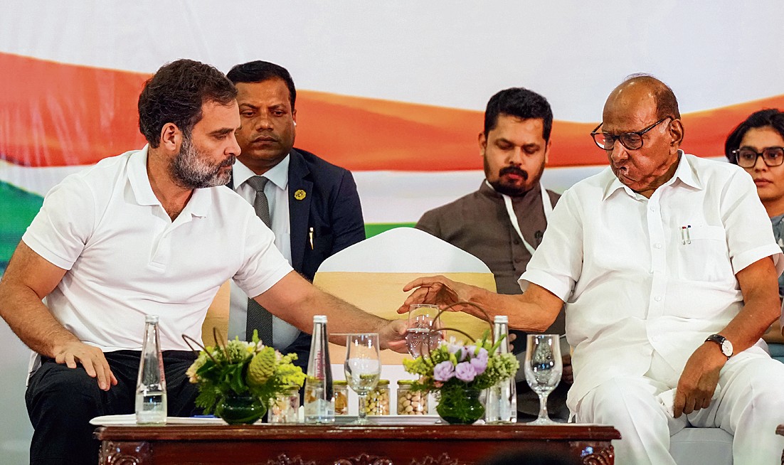 ਮੀਟਿੰਗ ’ਚ ਹਾਜ਼ਰ ਸ਼ਰਦ ਪਵਾਰ ਨੂੰ ਪਾਣੀ ਦਾ ਗਿਲਾਸ ਿਦੰਦੇ ਹੋਏ ਰਾਹੁਲ ਗਾਂਧੀ