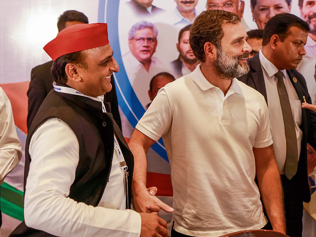 ਬੰਗਲੂਰੂ ਵਿੱਚ ਵਿਰੋਧੀ ਧਿਰਾਂ ਦੀ ਮੀਟਿੰਗ ਮੌਕੇ ਸਪਾ ਪ੍ਰਧਾਨ ਅਖਿਲੇਸ਼ ਯਾਦਵ ਨਾਲ ਕਾਂਗਰਸ ਆਗੂ ਰਾਹੁਲ ਗਾਂਧੀ।