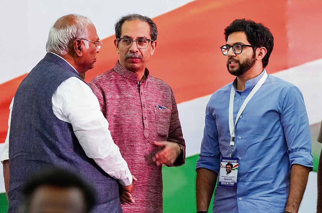 ਬੰਗਲੂਰੂ ਵਿੱਚ ਵਿਰੋਧੀ ਧਿਰਾਂ ਦੀ ਮੀਟਿੰਗ ਮਗਰੋਂ ਸ਼ਿਵ ਸੈਨਾ (ਯੂਬੀਟੀ) ਪ੍ਰਧਾਨ ਊਧਵ ਠਾਕਰੇ ਅਤੇ ਉਨ੍ਹਾਂ ਦੇ ਪੁੱਤਰ ਆਦਿੱਤਿਆ ਠਾਕਰੇ ਨੂੰ ਮਿਲਦੇ ਹੋਏ ਕਾਂਗਰਸ ਪ੍ਰਧਾਨ ਮਲਿਕਾਰਜੁਨ ਖੜਗੇ। -ਫੋਟੋਆਂ: ਪੀਟੀਆਈ