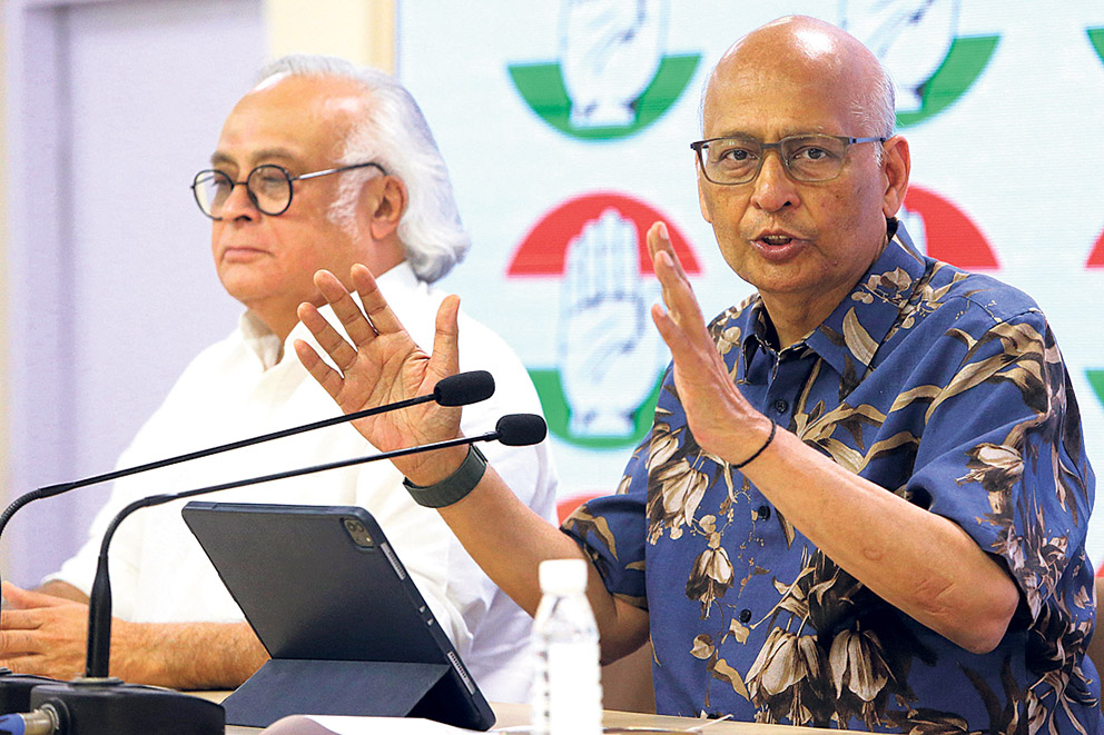 ਕਾਂਗਰਸ ਆਗੂ ਅਭਿਸ਼ੇਕ ਮਨੂ ਸਿੰਘਵੀ ਪਾਰਟੀ ਆਗੂ ਜੈਰਾਮ ਰਮੇਸ਼ ਦੇ ਨਾਲ ਪ੍ਰੈੱਸ ਕਾਨਫਰੰਸ ਨੂੰ ਸੰਬੋਧਨ ਕਰਦੇ ਹੋਏ। -ਫੋਟੋ: ਮੁਕੇਸ਼ ਅਗਰਵਾਲ