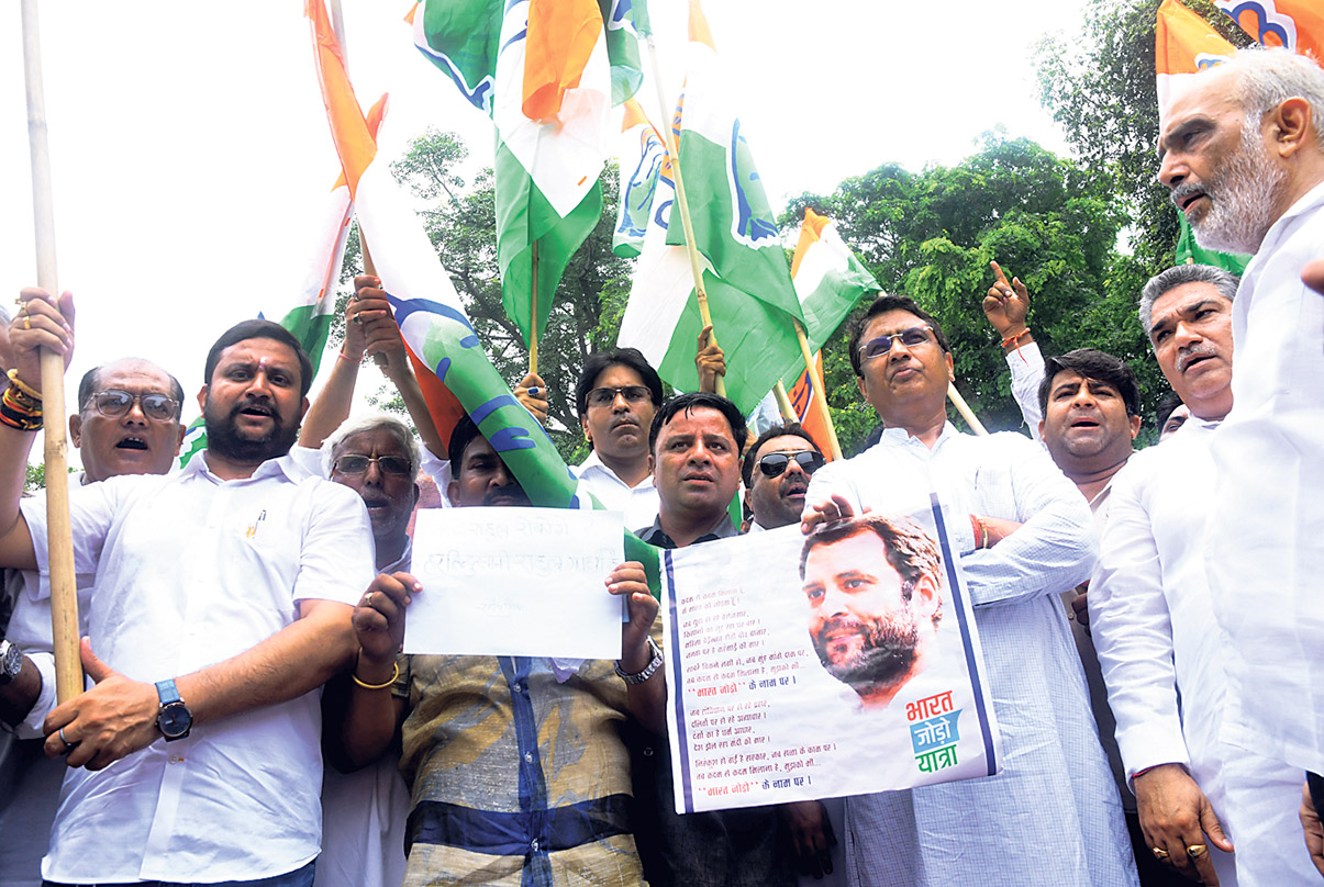ਨਵੀਂ ਦਿੱਲੀ ਵਿੱਚ ਕਾਂਗਰਸ ਵਰਕਰ ਰਾਹੁਲ ਗਾਂਧੀ ਦੇ ਹੱਕ ’ਚ ਮੁਜ਼ਾਹਰਾ ਕਰਦੇ ਹੋੲੇ। -ਫੋਟੋ: ਮੁਕੇਸ਼ ਅਗਰਵਾਲ