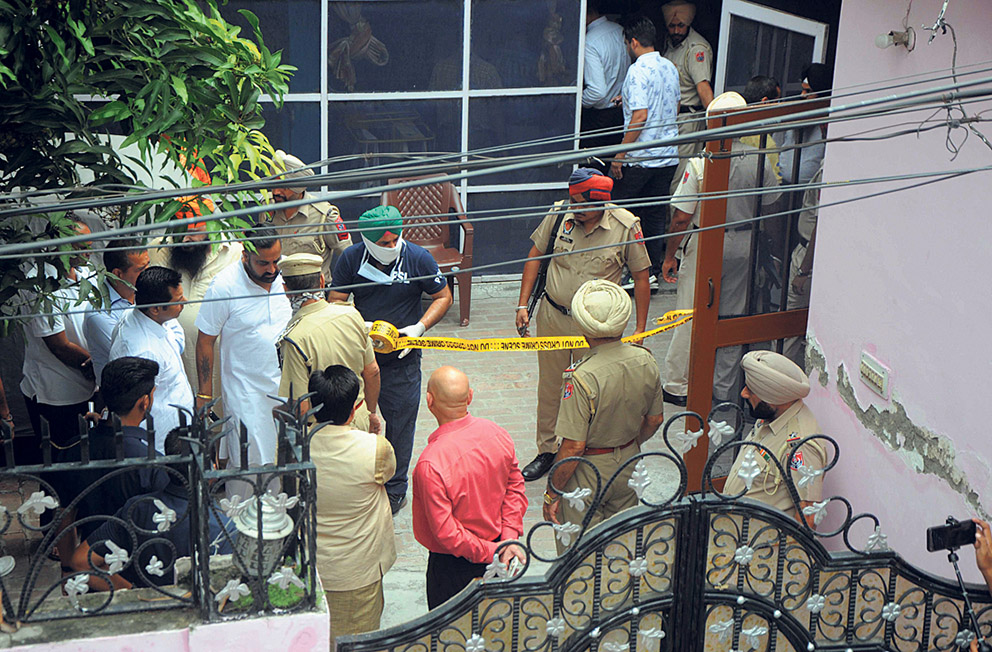 ਲੁਧਿਆਣਾ ਦੇ ਨਿਊ ਜਨਕਪੁਰੀ ਵਿੱਚ ਘਟਨਾ ਸਥਾਨ ਦਾ ਜਾਇਜ਼ਾ ਲੈਂਦੇ ਹੋਏ ਪੁਲੀਸ ਅਧਿਕਾਰੀ। -ਫੋਟੋ: ਹਿਮਾਂਸ਼ੂ ਮਹਾਜਨ