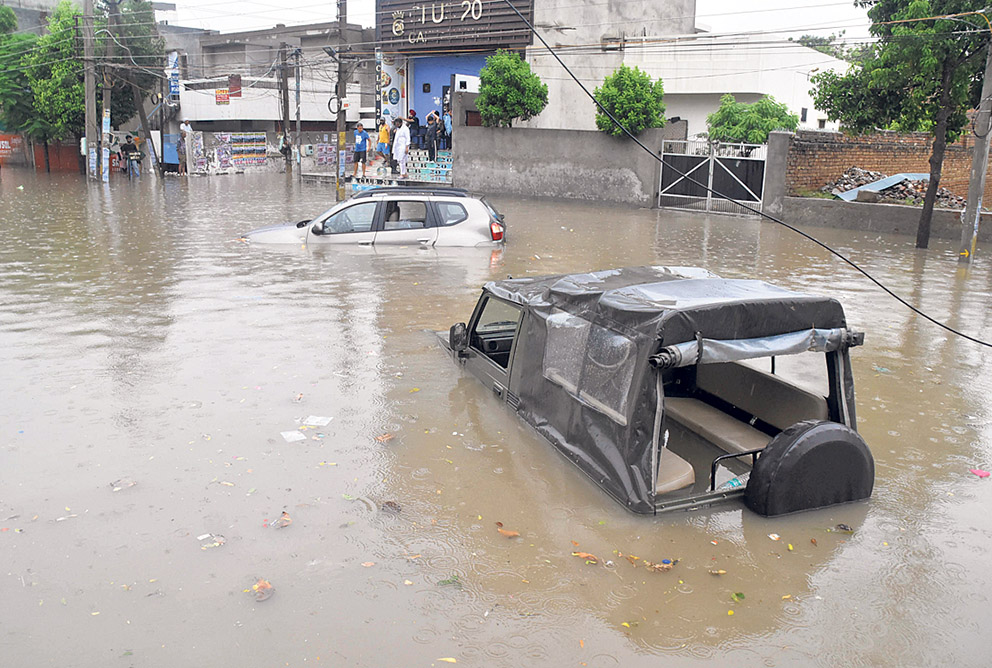 ਬਠਿੰਡਾ ਸ਼ਹਿਰ ਵਿੱਚ ਭਾਰੀ ਮੀਂਹ ਮਗਰੋਂ ਸੜਕਾਂ ’ਤੇ ਭਰੇ ਪਾਣੀ ਵਿੱਚ ਡੁੱਬੇ ਹੋਏ ਵਾਹਨ