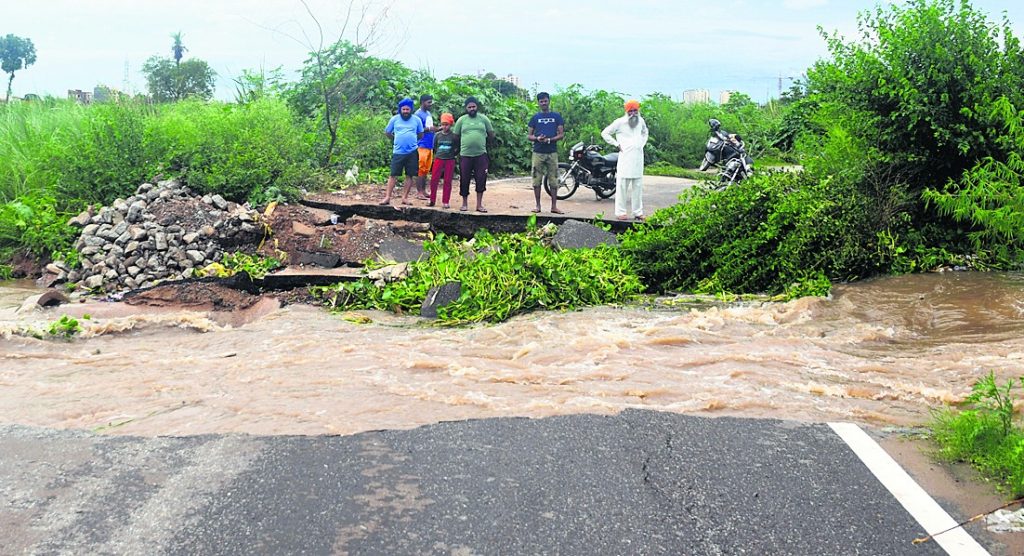 ਮੁਹਾਲੀ ਦੇ ਸੈਕਟਰ 91 ਤੋਂ ਚੱਪੜਚਿੜੀ ਵੱਲ ਜਾਂਦੀ ਸੜਕ ਜੋ ਖੁਰ ਗਈ। -ਫੋਟੋ: ਵਿੱਕੀ ਘਾਰੂ