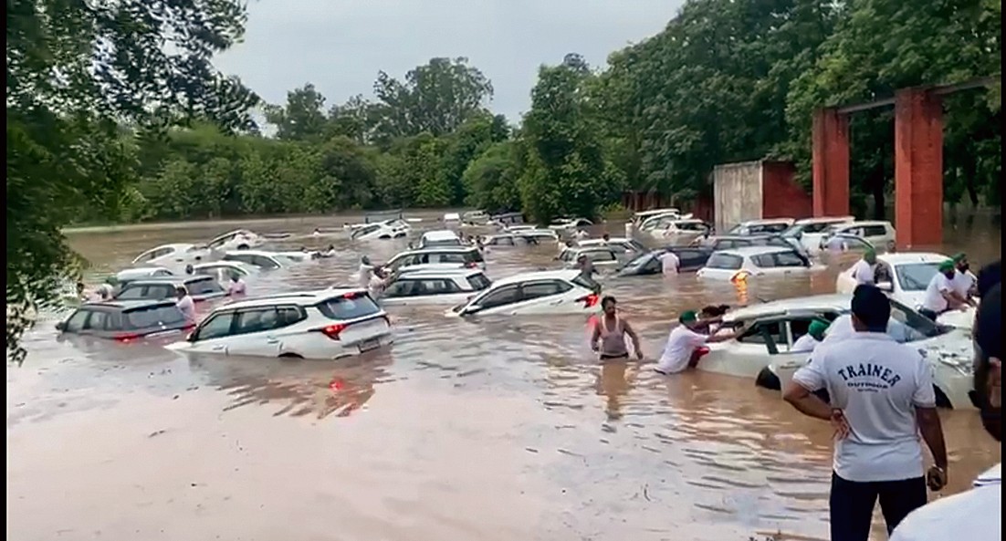 ਫਿਲੌਰ ਵਿੱਚ ਪੰਜਾਬ ਪੁਲੀਸ ਅਕੈਡਮੀ ਦੇ ਪਿਛਲੇ ਪਾਸੇ ਪਾਣੀ ’ਚ ਰੁੜ੍ਹਦੀਆਂ ਹੋਈਆਂ ਕਾਰਾਂ। -ਫੋਟੋ: ਸਰਬਜੀਤ ਗਿੱਲ