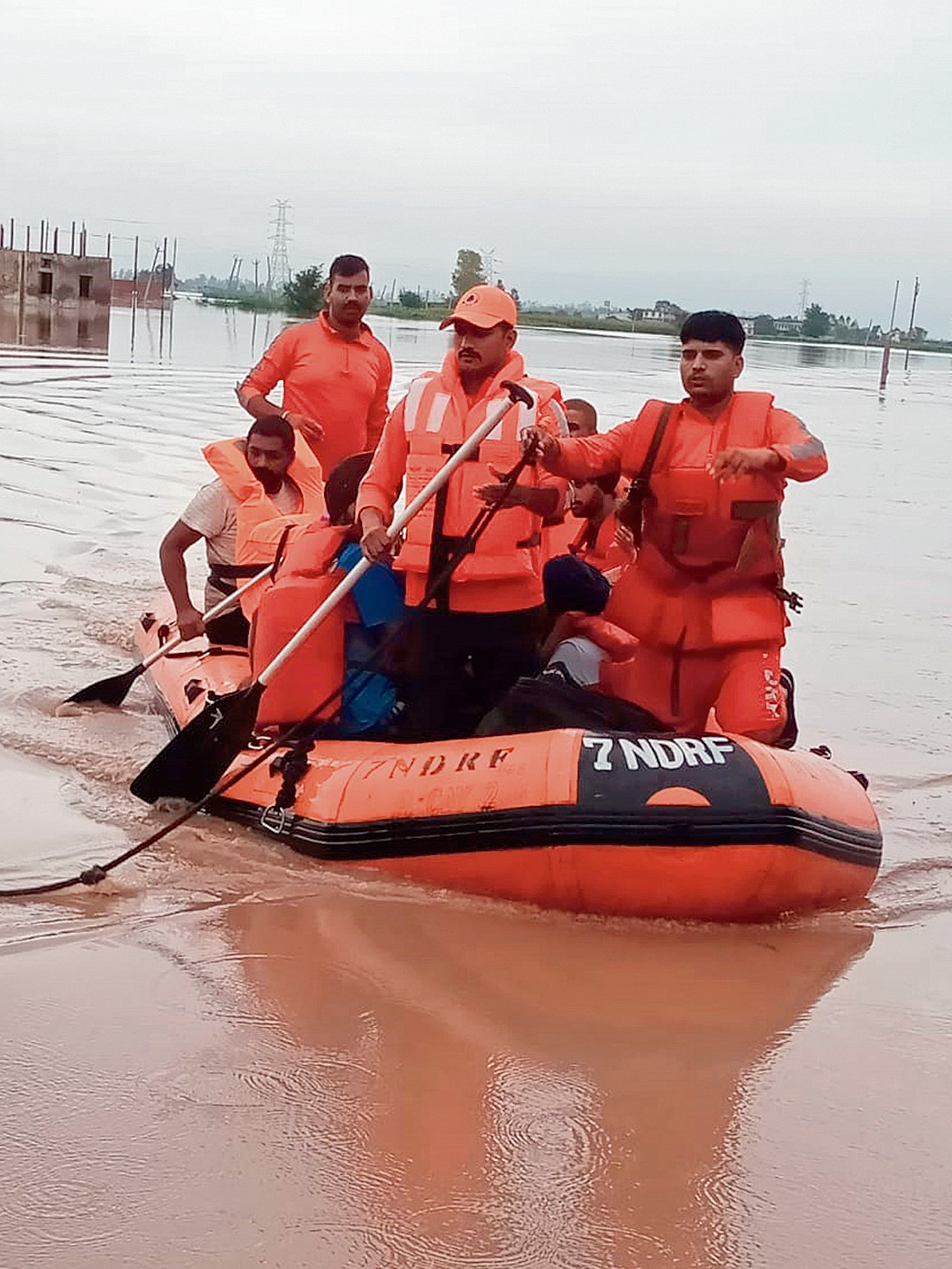 ਕਿਸ਼ਤੀ ਨਾਲ ਲੋਕਾਂ ਲਈ ਰਸਦ ਪਹੁੰਚਾਉਂਦੀ ਹੋਈ ਟੀਮ। -ਫੋਟੋ: ਮਿੱਠਾ