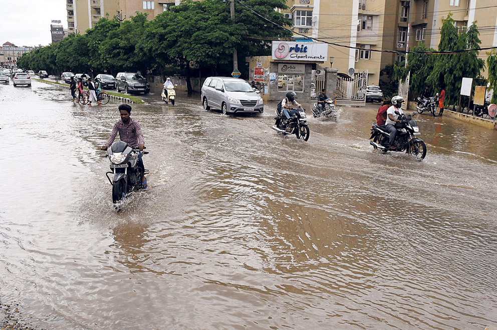 ਜ਼ੀਰਕਪੁਰ ਦੇ ਵੀਆਈਪੀ ਰੋਡ ’ਤੇ ਖੜ੍ਹੇ ਪਾਣੀ ਵਿੱਚੋਂ ਲੰਘਦੇ ਹੋਏ ਰਾਹਗੀਰ। -ਫੋਟੋ: ਨਿਤਨਿ ਮਿੱਤਲ