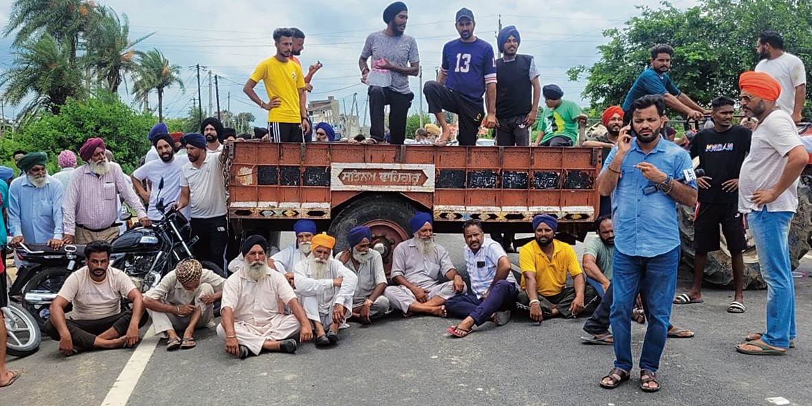 ਕੁਰਾਲੀ-ਮੋਰਿੰਡਾ ਮਾਰਗ ’ਤੇ ਪਾਵਰਕੌਮ ਖ਼ਿਲਾਫ਼ ਧਰਨਾ ਦਿੰਦੇ ਹੋਏ ਲੋਕ।