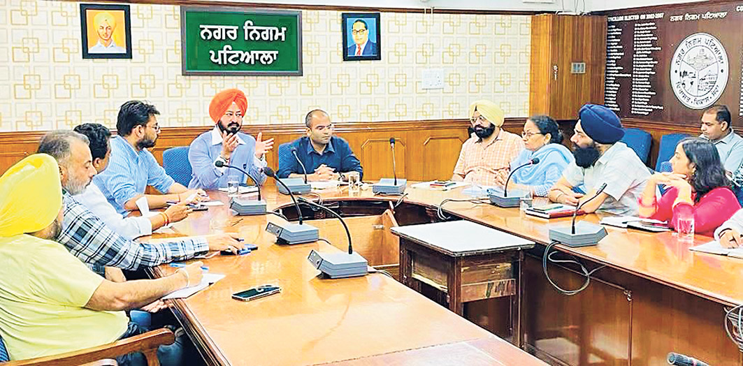 ਅਧਿਕਾਰੀਆਂ ਨਾਲ ਮੀਟਿੰਗ ਕਰਦੇ ਹੋਏ ਵਿਧਾਇਕ ਅਜੀਤਪਾਲ ਕੋਹਲੀ। -ਫੋਟੋ: ਭੰਗੂ
