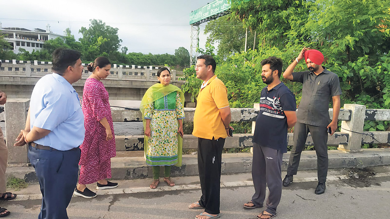 ਡਿਪਟੀ ਕਮਿਸ਼ਨਰ ਪਟਿਆਲਾ ਸਾਕਸ਼ੀ ਸਾਹਨੀ ਬੜੀ ਨਦੀ ਦੇ ਪੁਲ ਦਾ ਜਾਇਜ਼ਾ ਲੈਂਦੇ ਹੋਏ।