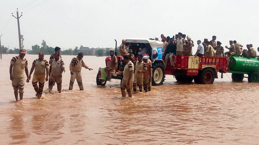 ਪਟਿਆਲਾ ਦੇ ਪਿੰਡਾਂ ਵਿੱਚ ਹੜ੍ਹ ਪ੍ਰਭਾਵਿਤ ਖੇਤਰਾਂ ’ਚ ਲੋੜੀਂਦੀਆਂ ਵਸਤਾਂ ਪਹੁੰਚਾਉਂਦੇ ਹੋਏ ਡੇਰਾ ਸਿਰਸਾ ਦੇ ਸ਼ਰਧਾਲੂ। -ਫੋਟੋ:ਭੰਗੂ