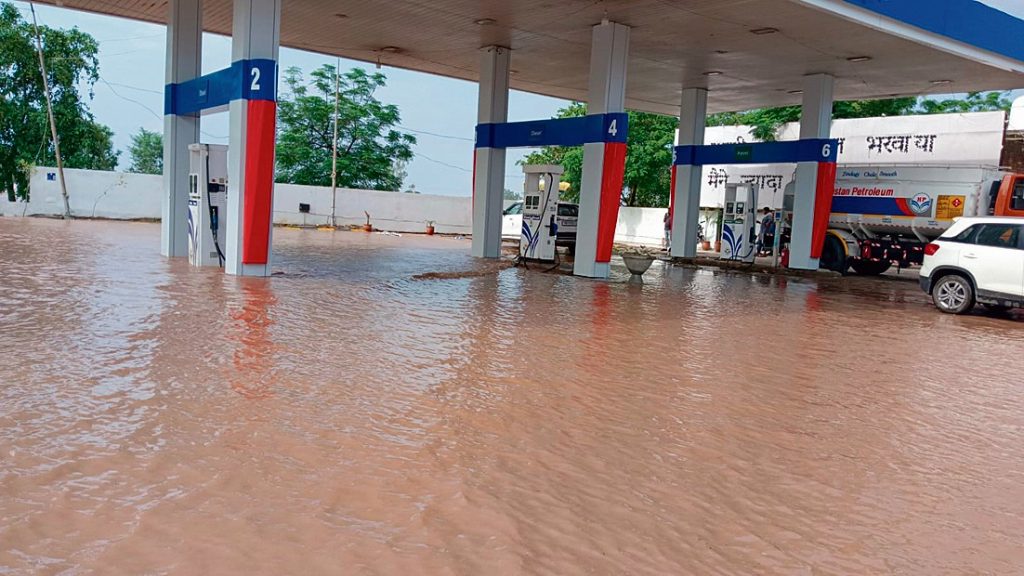 ਰਾਮਨਗਰ-ਧਰਮਹੇੜੀ ਹਰਿਆਣਾ ਹੱਦ ’ਤੇ ਪਾਣੀ ਵਿੱਚ ਡੁੱਬਿਆ ਹੋਇਆ ਪੈਟਰੋਲ ਪੰਪ।