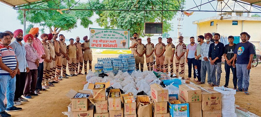 ਹੜ੍ਹ ਪੀੜਤਾਂ ਦੀ ਮਦਦ ਲਈ ਭੇਜੀ ਸਮੱਗਰੀ ਦੁੱਧਨਸਾਧਾਂ ਦੇ ਤਹਿਸੀਲਦਾਰ ਵੀਨਾ ਰਾਣੀ ਨੂੰ ਸੌਂਪੇ ਜਾਣ ਦੀ ਤਸਵੀਰ। -ਫੋਟੋ:ਨੌਗਾਵਾਂ