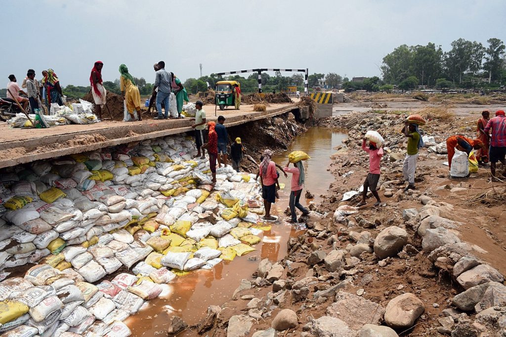 ਜ਼ੀਰਕਪੁਰ ਦੇ ਮੁੁਬਾਰਕਪੁਰ ਨੇੜੇ ਘੱਗਰ ਦੇ ਪੁਲ ਦੀ ਮੁਰੰਮਤ ਕਰਦੇ ਹੋਏ ਮਜ਼ਦੂਰ। -ਫੋਟੋ: ਰਵੀ ਕੁਮਾਰ