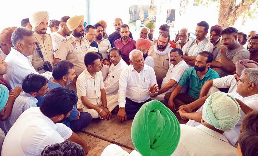 ਖਨੌਰੀ ਪੁੱਜ ਕੇ ਹਲਕਾ ਵਿਧਾਇਕ ਬਰਿੰਦਰ ਗੋਇਲ ਲੋਕਾਂ ਨਾਲ ਗੱਲਬਾਤ ਕਰਦੇ ਹੋਏ। ਫੋਟੋ: ਹਰਜੀਤ ਸਿੰਘ