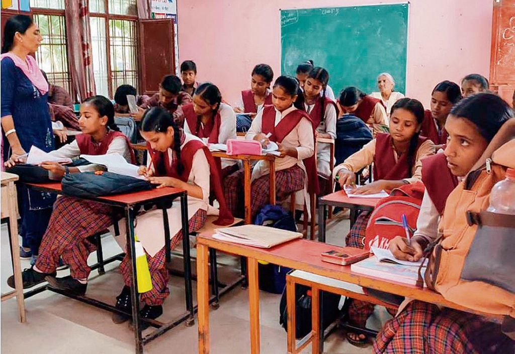 ਮੁਹਾਲੀ ਦੇ ਇੱਕ ਸਰਕਾਰੀ ਪ੍ਰਾਇਮਰੀ ਸਕੂਲ ਵਿੱਚ ਹਾਜ਼ਰ ਬੱਚਿਆਂ ਨੂੰ ਪੜ੍ਹਾਉਂਦੀ ਹੋਈ ਅਧਿਆਪਕਾ।