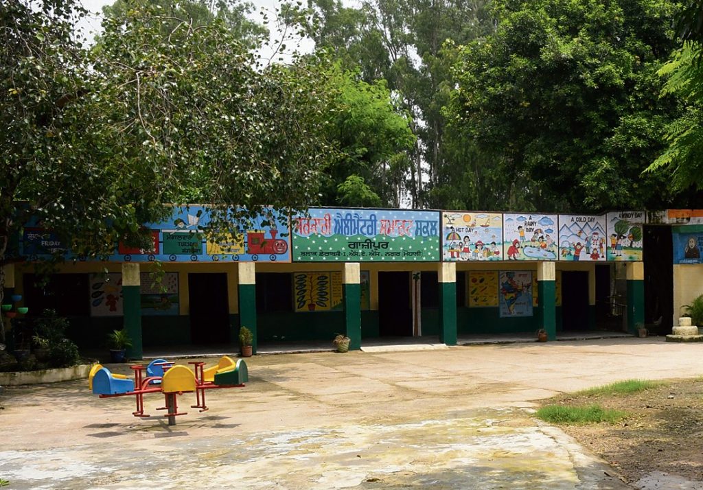 ਜ਼ੀਰਕਪੁਰ ਵਿੱਚ ਸੋਮਵਾਰ ਨੂੰ ਰੇਲਵੇ ਅੰਡਰਪਾਸ ’ਚ ਪਾਣੀ ਭਰਨ ਮਗਰੋਂ ਗਾਜ਼ੀਪੁਰ ਨੂੰ ਜਾਣ ਵਾਲਾ ਰਸਤਾ ਬੰਦ ਹੋਣ ਕਾਰਨ ਵਿਦਿਆਰਥੀਆਂ ਅਤੇ ਅਧਿਆਪਕਾਂ ਦੇ ਨਾ ਪਹੁੰਚ ਸਕਣ ਕਰਕੇ ਖ਼ਾਲੀ ਪਿਆ ਐਲੀਮੈਂਟਰੀ ਸਮਾਰਟ ਸਕੂਲ। -ਫੋਟੋ: ਰਵੀ ਕੁਮਾਰ