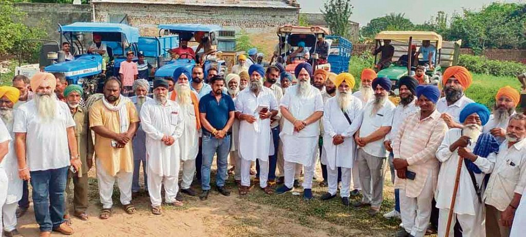 ਦੇਵੀਗੜ੍ਹ ਤੋਂ ਸੁੱਕੇ ਚਾਰੇ ਦੀਆਂ ਟਰਾਲੀਆਂ ਰਵਾਨਾ ਕਰਦੇ ਹੋਏ ਸਾਬਕਾ ਸੰਸਦ ਮੈਂਬਰ ਪ੍ਰੇਮ ਸਿੰਘ ਚੰਦੂਮਾਜਰਾ। -ਫੋਟੋ: ਨੌਗਾਵਾਂ