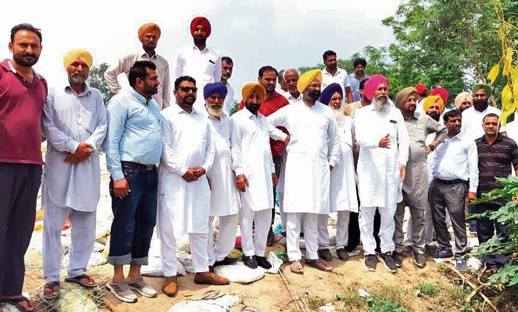 ਖਨੌਰੀ ਨੇੜਲੇ ਹੜ੍ਹ ਪ੍ਰਭਾਵਿਤ ਪਿੰਡਾਂ ਦੇ ਦੌਰੇ ਮੌਕੇ ਸਾਬਕਾ ਵਿੱਤ ਮੰਤਰੀ ਪਰਮਿੰਦਰ ਸਿੰਘ ਢੀਂਡਸਾ।