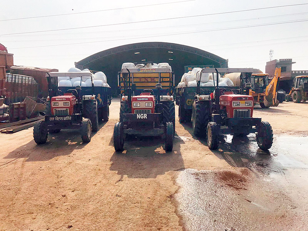 ਟਰਾਂਸਪੋਰਟ ਕੰਪਨੀ ਵੱਲੋਂ ਪਸ਼ੂਆਂ ਲਈ ਵਿਸ਼ੇਸ਼ ਆਚਾਰ ਦੀਆਂ ਭਰੀਆਂ ਟਰਾਲੀਆਂ। -ਫੋਟੋ: ਜਗਮੋਹਨ ਸਿੰਘ