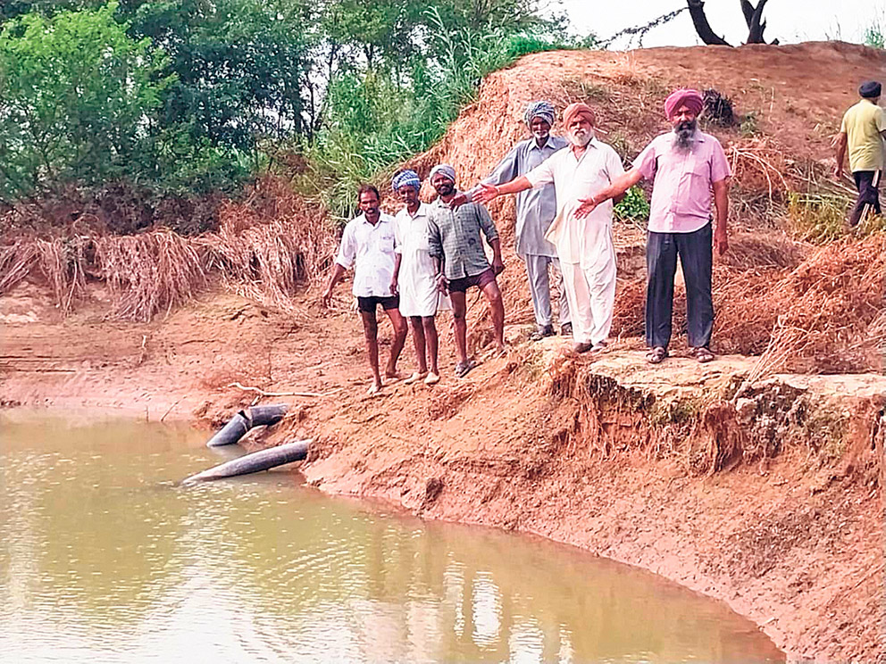 ਚੰਡੀਗੜ੍ਹ ਚੋਅ ਵਿੱਚ ਪਿਆ ਪਾੜ ਦਿਖਾਉਂਦੇ ਹੋਏ ਕਲੌਲੀ ਵਾਸੀ।