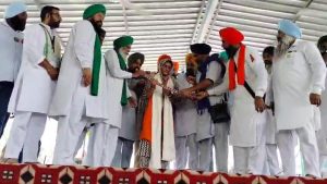 ਰੈਲੀ ਦੌਰਾਨ ਵਿਨੇਸ਼ ਫੋਗਾਟ ਦਾ ਸਨਮਾਨ ਕਰਦੇ ਹੋਏ ਕਿਸਾਨ ਆਗੂ।