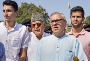 ਜੰਮੂ-ਕਸ਼ਮੀਰ ਵਿਧਾਨ ਸਭਾ ਚੋਣਾਂ ਦੇ ਦੂਜੇ ਗੇੜ ਦੌਰਾਨ ਬੁੱਧਵਾਰ ਸ੍ਰੀਨਗਰ ਵਿਚ ਵੋਟ ਪਾਉਣ ਤੋਂ ਬਾਅਦ ਮੀਡੀਆ ਨਾਲ ਗੱਲਬਾਤ ਕਰਦੇ ਹੋਏ ਨੈਸ਼ਨਲ ਕਾਨਫਰੰਸ ਦੇ ਪ੍ਰਧਾਨ ਫ਼ਾਰੂਖ਼ ਅਬਦੁੱਲਾ ਅਤੇ ਮੀਤ ਪ੍ਰਧਾਨ ਉਮਰ ਅਬਦੁੱਲਾ। -ਫੋਟੋ: ਪੀਟੀਆਈ