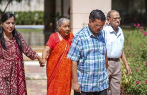 ‘ਆਪ’ ਮੁਖੀ ਅਰਵਿੰਦ ਕੇਜਰੀਵਾਲ ਆਪਣੀ ਪਤਨੀ ਤੇ ਮਾਪਿਆਂ ਸਣੇ ਮੁੱਖ ਮੰਤਰੀ ਰਿਹਾਇਸ਼ ਤੋਂ ਬਾਹਰ ਆਉਂਦੇ ਹੋਏ। -ਫੋਟੋ: ਪੀਟੀਆਈ