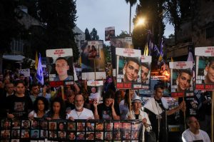 ਹਮਾਸ ਦੇ ਹਮਲੇ ਦਾ ਸੋਮਵਾਰ ਨੂੰ ਇਕ ਸਾਲ ਪੂਰਾ ਹੋਣ ’ਤੇ ਇਸ ਹਮਲੇ ਵਿਚ ਮਾਰੇ ਗਏ ਜਾਂ ਹਮਾਸ ਵੱਲੋਂ ਅਗਵਾ ਕੀਤੇ ਗਏ ਲੋਕਾਂ ਦੀਆਂ ਤਸਵੀਰਾਂ ਫੜ ਕੇ ਯੇਰੂਸ਼ਲਮ ਵਿਚ ਇਜ਼ਰਾਈਲੇ ਪ੍ਰਧਾਨ ਮੰਤਰੀ ਬੈਂਜਾਮਿਨ ਨੇਤਨਯਾਹੂ ਦੀ ਪ੍ਰਾਈਵੇਟ ਰਿਹਾਇਸ਼ ਵੱਲ ਰੋਸ ਮੁਜ਼ਾਹਰਾ ਕਰਦੇ ਹੋਏ ਇਜ਼ਰਾਈਲੀ ਲੋਕ। -ਫੋਟੋ: ਰਾਇਟਰਜ਼