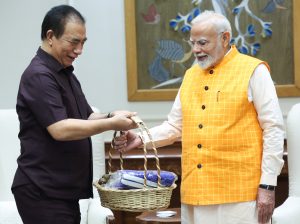 ਨਵੀਂ ਦਿੱਲੀ ਵਿਚ ਸ਼ਨਿੱਚਰਵਾਰ ਨੂੰ ਪ੍ਰਧਾਨ ਮੰਤਰੀ ਨਾਲ ਮੁਲਾਕਾਤ ਦੌਰਾਨ ਮਿਜ਼ੋਰਮ ਦੇ ਮੁੱਖ ਮੰਤਰੀ ਲਾਲ ਦੂਹੋਮਾ। -ਫੋਟੋ: ‘ਐਕਸ’ @PMOIndia