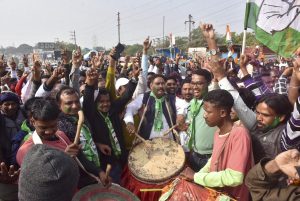 ਰਾਂਚੀ ਵਿਚ ਝਾਰਖੰਡ ਮੁਕਤੀ ਮੋਰਚਾ (ਜੇਐਮਐਮ) ਅਤੇ ਕਾਂਗਰਸੀ ਵਰਕਰ ਸ਼ਨਿੱਚਰ ਵਾਰ ਨੂੰ ਜੇਐਮਐਮ ਦਫ਼ਤਰ ਵਿੱਚ ਜਿੱਤ ਦਾ ਜਸ਼ਨ ਮਨਾਉਂਦੇ ਹੋਏ। -ਫੋਟੋ: ਪੀਟੀਆਈ