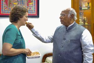 ਕਾਂਗਰਸ ਪ੍ਰਧਾਨ ਮਲਿਕਾਰਜੁਨ ਖੜਗੇ ਜਿੱਤ ਦੀ ਖ਼ੁਸ਼ੀ ਵਿਚ ਪ੍ਰਿਯੰਕਾ ਗਾਂਧੀ ਨੂੰ ਮਠਿਆਈ ਖਵਾਉਂਦੇ ਹੋਏ। -ਫੋਟੋ: ਪੀਟੀਆਈ