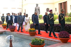 ਰਾਸ਼ਟਰਪਤੀ ਦਰੋਪਦੀ ਮੁਰਮੂ, ਉਪ ਰਾਸ਼ਟਰਪਤੀ ਜਗਦੀਪ ਧਨਖੜ, ਪ੍ਰਧਾਨ ਮੰਤਰੀ ਨਰਿੰਦਰ ਮੋਦੀ, ਲੋਕ ਸਭਾ ਸਪੀਕਰ ਓਮ ਬਿਰਲਾ ਅਤੇ ਹੋਰ ਮੰਗਲਵਾਰ ਨੂੰ ਨਵੀਂ ਦਿੱਲੀ ਵਿੱਚ ਸੰਵਿਧਾਨ ਦਿਵਸ ਸਮਾਰੋਹ ਵਿੱਚ ਸ਼ਾਮਲ ਹੋਣ ਲਈ ਸੰਸਦ ਦੇ ਸੰਵਿਧਾਨ ਸਦਨ ਵੱਲ ਵਧਦੇ ਹੋਏ। -ਫੋਟੋ: ਪੀਟੀਆਈ