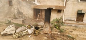 ਮੰਡੀ ਕਿਲਿਆਂਵਾਲੀ ਵਿਖੇ ਮਹਿੰਦੀ ਫੈਕਟਰੀ ਦੇ ਮਿਕਸਿੰਗ ਯੂਨਿਟ ਦੇ ਤੋੜਿਆ ਹੋਇਆ ਬਾਹਰ ਦਰਵਾਜ਼ਾ, ਜਿਸ ਨੂੰ ਤੋੜ ਕੇ ਜ਼ਖ਼ਮੀਆਂ ਨੂੰ ਬਾਹਰ ਕੱਢਿਆ ਗਿਆ।