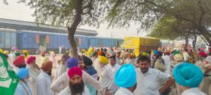 ਮੋਗਾ ਰੇਲਵੇ ਸਟੇਸ਼ਨ ਉੱਤੇ ਇਕੱਤਰ ਵੱਡੀ ਗਿਣਤੀ ਕਿਸਾਨ ਤੇ ਹੋਰ ਲੋਕ।