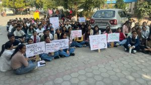 ਤਖ਼ਤੀਆਂ ਲੈ ਕੇ ਰੋਸ ਵਿਖਾਵਾ ਕਰਦੇ ਹੋਏ ਵਿਦਿਆਰਥੀ।