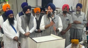 ਸ਼੍ਰੋਮਣੀ ਅਕਾਲੀ ਦਲ ਦੇ ਸੀਨੀਅਰ ਆਗੂ ਬਿਕਰਮ ਸਿੰਘ ਮਜੀਠੀਆ ਸ਼ਰਧਾਂਜਲੀ ਭੇਟ ਕਰਦੇ ਹੋਏ।