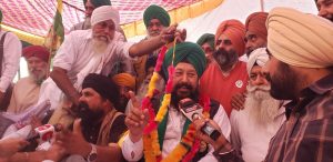 ਹਰਿਆਣਾ-ਪੰਜਾਬ ਦੇ ਢਾਬੀ ਗੁਜਰਾਂ/ਖਨੌਰੀ ਬਾਰਡਰ ’ਤੇ ਇਕ ਪ੍ਰੈਸ ਕਾਨਫਰੰਸ ਦੌਰਾਨ ਸੁਖਜੀਤ ਸਿੰਘ ਹਰਦੋਝੰਡੇ ਨੂੰ ਮਰਨ ਵਰਤ ਉਤੇ ਬਿਠਾਉਣ ਦਾ ਐਲਾਨ ਕਰਦੇ ਹੋਏ ਕਿਸਾਨ ਆਗੂ।