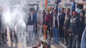 ਅੰਬਾਲਾ ਵਿਚ ਪੁਤਲੇ ਫੂਕਦੇ ਹੋਏ ਮੁਜ਼ਾਹਰਾਕਾਰੀ ਕਿਸਾਨ।