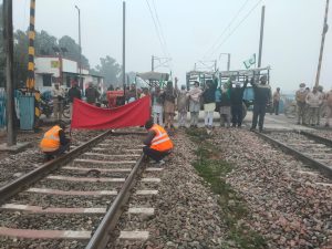 ਲਾਲੜੂ ਨੇੜੇ ਦੱਪਰ ਰੇਲਵੇ ਲਾਈਨ ’ਤੇ ਬੈਠੇ ਕਿਸਾਨ। -ਫੋਟੋ: ਸਰਬਜੀਤ ਭੱਟੀ