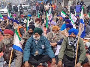 ਥਾਣੇ ਵਾਲਾ ਚੌਕ ਕਾਦੀਆਂ ਵਿਖੇ ਧਰਨਾ ਦਿੰਦੇ ਹੋਏ ਕਿਸਾਨ ਆਗੂ।