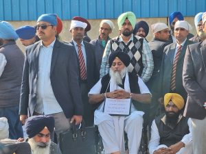 ਮੁਕਤਸਰ ਦੇ ਗੁਰਦੁਆਰਾ ਸ੍ਰੀ ਟੁੱਟੀ ਗੰਢੀ ਸਾਹਿਬ ਵਿਖੇ ਸੇਵਾ ਨਿਭਾਉਣ ਪੁੱਜਦੇ ਹੋਏ ਸੁਖਬੀਰ ਸਿੰਘ ਬਾਦਲ।